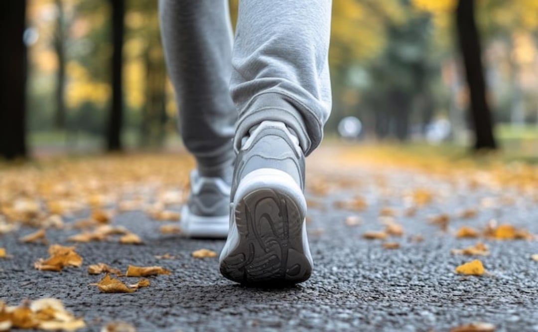 Incorpora estos ejercicios en tu rutina diaria para fortalecer el corazón. Fuente: Freepik.