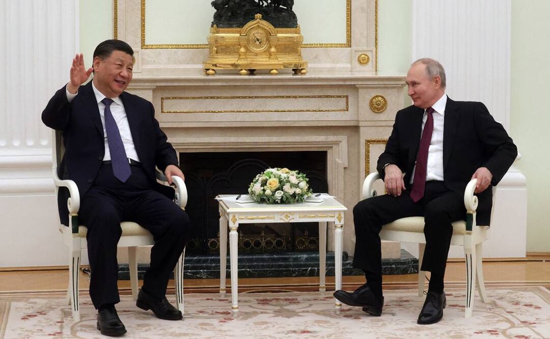 El presidente chino, Xi Jinping, hace un gesto mientras habla con el presidente ruso, Vladimir Putin, durante su reunión en el Kremlin en Moscú, Rusia. FOTO: AP