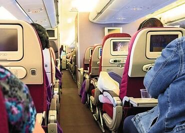 En pleno vuelo, mujer corre desnuda en avión y asegura que hay explosivos a bordo