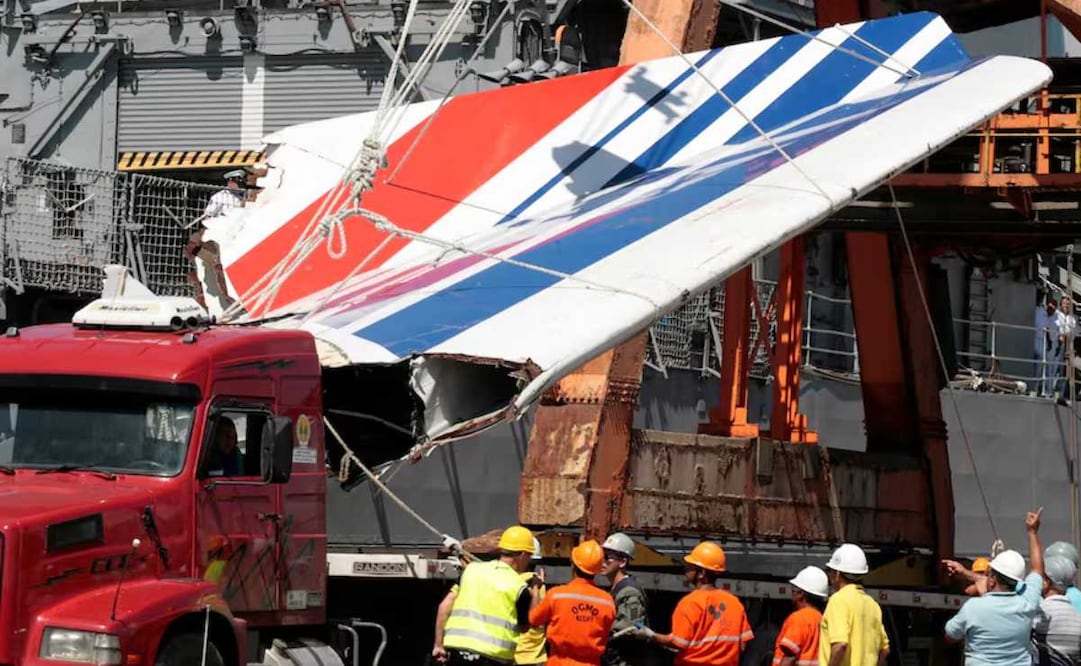 En esta foto de archivo de 2009 se ve a trabajadores descargando escombros pertenecientes al vuelo accidentado AF447 de Air France. Foto: ARCHIVO/AP