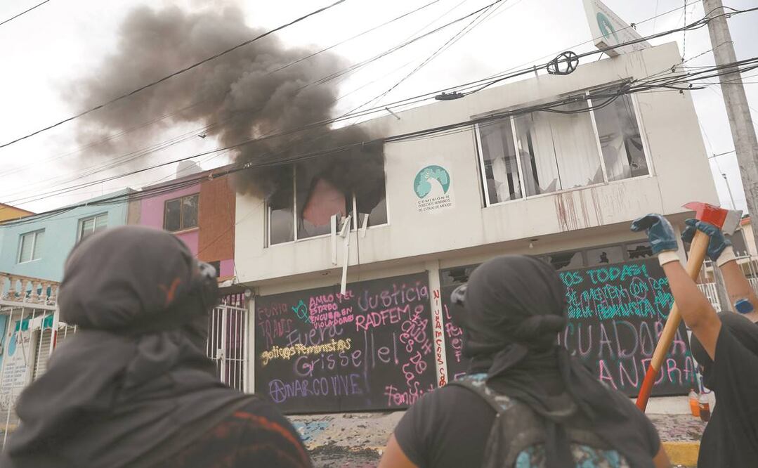 Las manifestantes regresaron a la sede y le prendieron fuego. Foto: SASHENKA GUTIERREZ. EFE