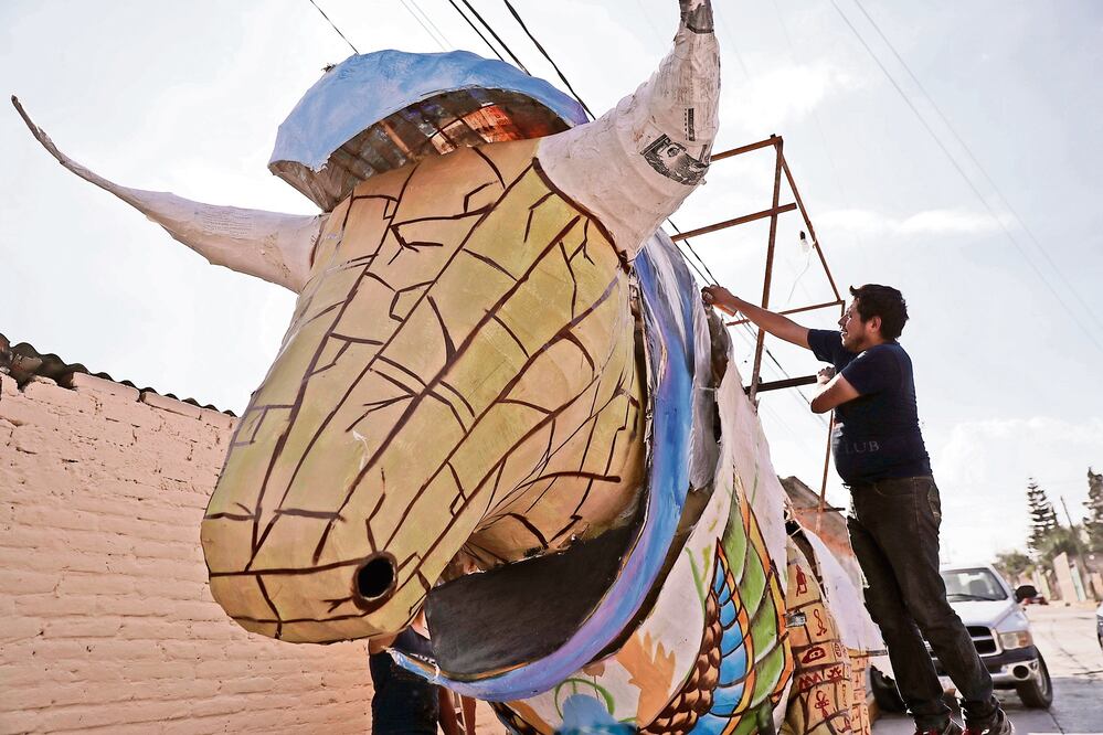 Los creadores de los toros invierten hasta 25 mil pesos en cada uno de sus diseños; trabajan en ellos desde enero pasado (IVÁN STEPHENS. EL UNIVERSAL)