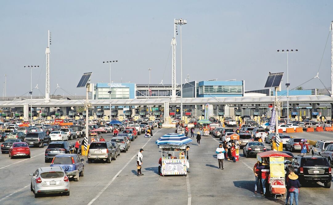 Aunque al principio en la garita Tijuana-San Ysidro había largas filas de autos, en pocas horas éstas se redujeron. Foto: Aimee Melo. EL UNIVERSAL