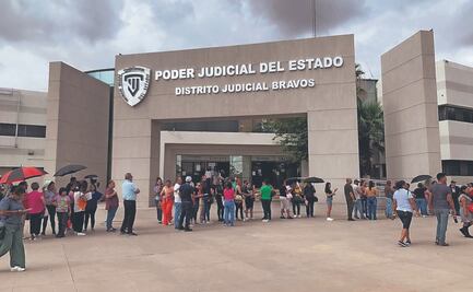 Familias buscan a sus muertos entre los 383 cuerpos hallados en crematorio de Chihuahua; hacen fila durante horas