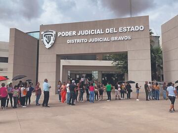 Familias buscan a sus muertos entre los 383 cuerpos hallados en crematorio de Chihuahua; hacen fila durante horas