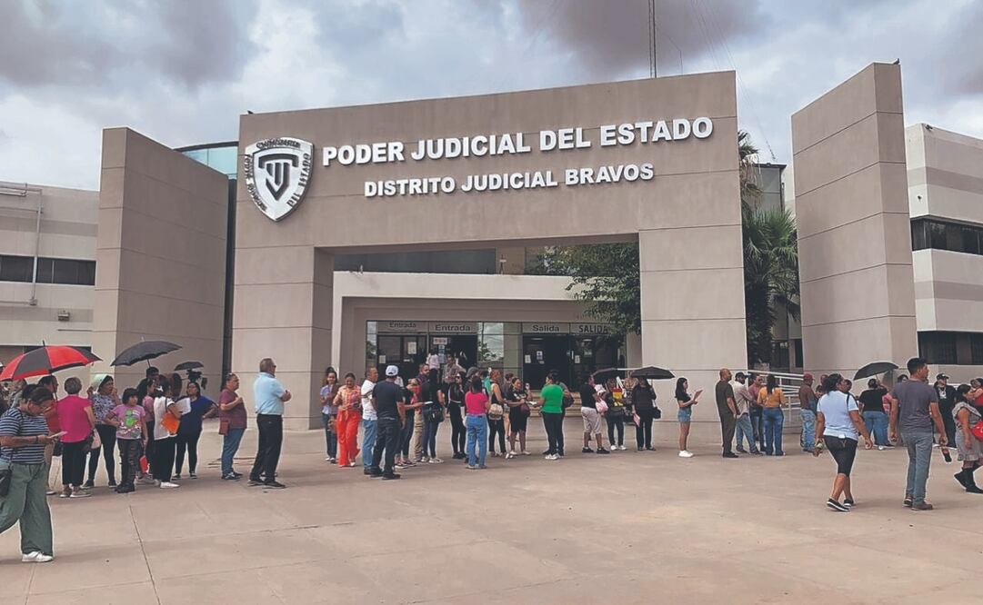 Decenas de deudos acudieron a la FGE para saber si entre los 383 cuerpos encontrados en el crematorio Plenitud está su familiar fallecido. Foto Especial