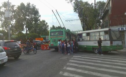 Choque frena circulación de trolebús rumbo a Taxqueña 