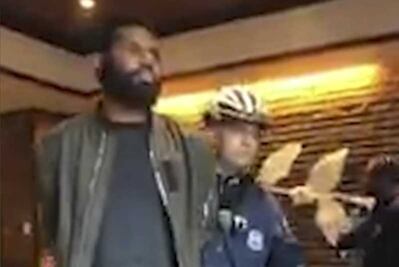 Arrestan afroamericanos en Starbucks por no consumir