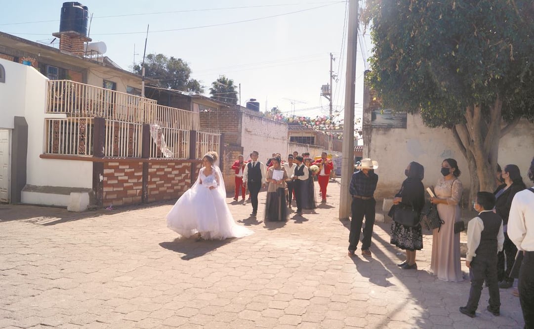 El pasado 4 de enero, José de Jesús, de 19 años, se casó con Dulce en el templo de la Misericordia, en Duarte, comunidad de León, Guanajuato, e hizo una gran fiesta con la ayuda de sus hermanos migrantes. Foto: Xóchitl Álvarez/ EL UNIVERSAL.