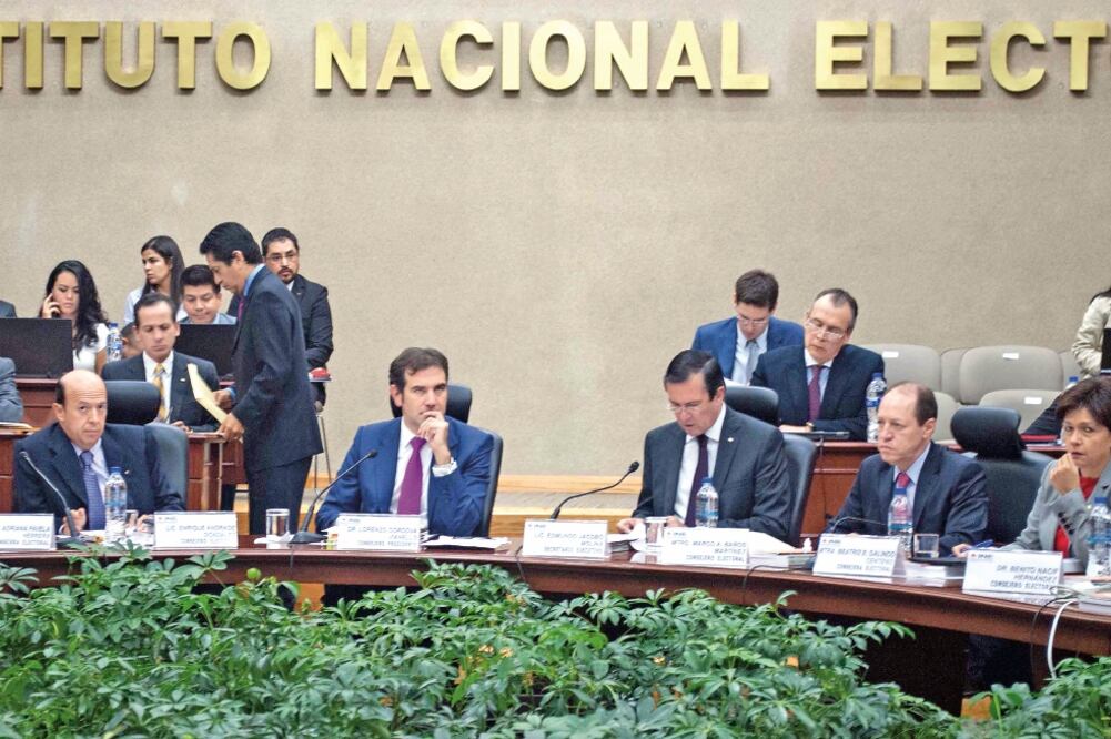 El consejero presidente del INE, Lorenzo Córdova Vianello (segundo de izq. a der.), afirma que uno de los aspectos del alto costo en los próximos procesos electorales es la desconfianza que existe actualmente en la sociedad (JOSÉ TORRES EL UNIVERSAL)