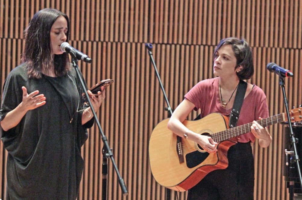 Julieta Venegas fue una de las amigas que acompañó a Natalia en el acústico (CARLOS MEJIA. EL UNIVERSAL)