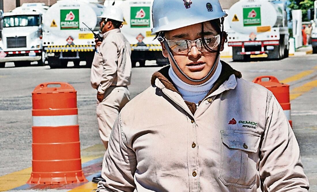 Para este año Pemex tiene que prescindir de 10 mil 944 plazas, para cerrar con 125 mil 598 empleados (ARCHIVO. EL UNIVERSAL)