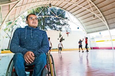 Historia. Decían que daño en columna lo limitaría; hoy es basquetbolista