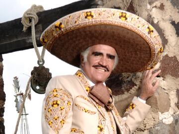 Vicente Fernández se encuentra estable y semisedado