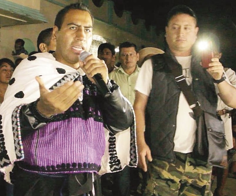Eduardo Ramírez, presidente del Congreso de Chiapas, fue vestido con un huipil como ‘castigo’, al considerar que no cumplió su promesa (TOMADA DE REDES)