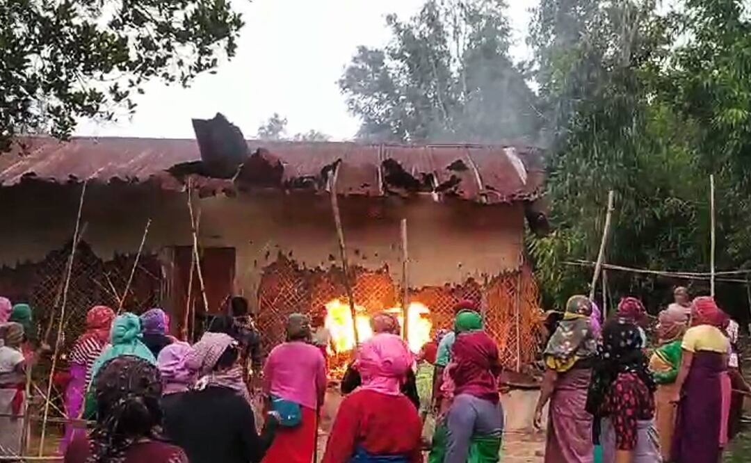 Prenden fuego a la casa de uno de los hombres acusados ​​de hacer desfilar a dos mujeres desnudas frente a una turba durante la violencia étnica en curso en Manipur. Foto: AFP