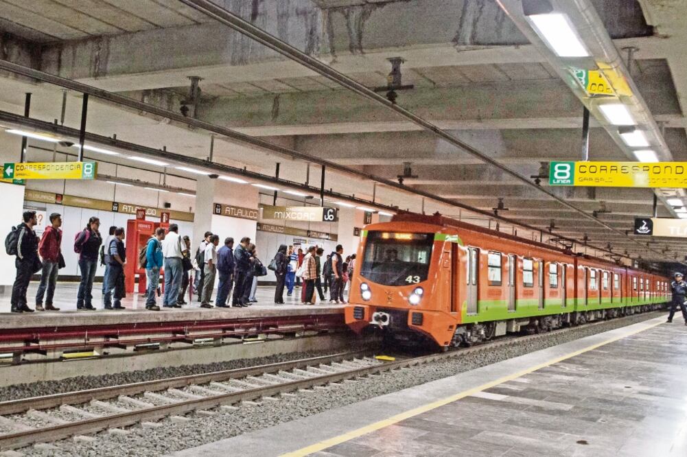 Al parecer el ex funcionario contrató a una empresa para realizar trabajos en la L-12 por el desgaste de vías; ésta suplantó a la compañía original. (ARCHIVO EL UNIVERSAL)