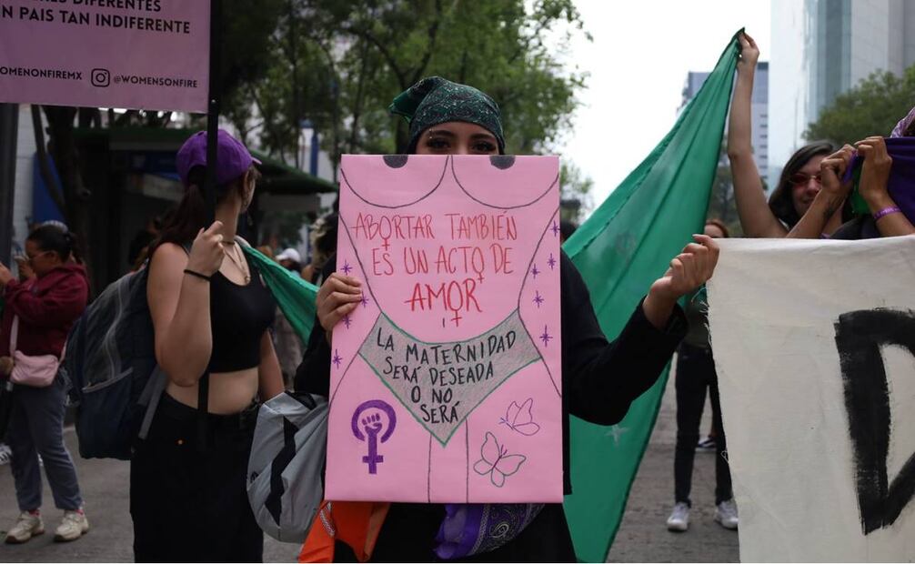 Con carteles en favor del aborto, colectivos se unieron a la marcha. Foto: Yaretzy M. Osnaya / EL UNIVERSAL