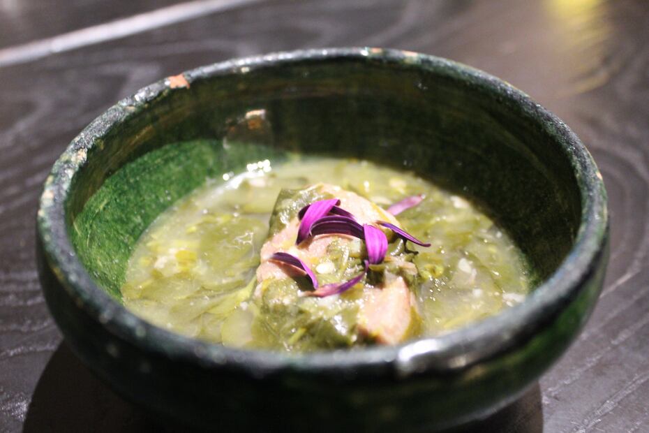 Carne de puerco en salsa verde con verdolagas con chile chicuarote de la Noche de las Ánimas del restaurante Mux. Foto: Sofía Danis/EL UNIVERSAL