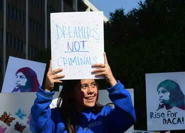 Más de 100 mil "dreamers" podrán acceder a planes médicos tras nueva norma de Biden