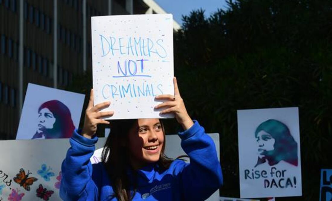 Se estima que unos 580 mil "dreamers", jóvenes que llegaron a Estados Unidos de niños de manera irregular pero han crecido en el país, se benefician actualmente del programada de Acción Diferida para los Llegados en la Infancia (DACA), promulgado en 2012 por Obama.