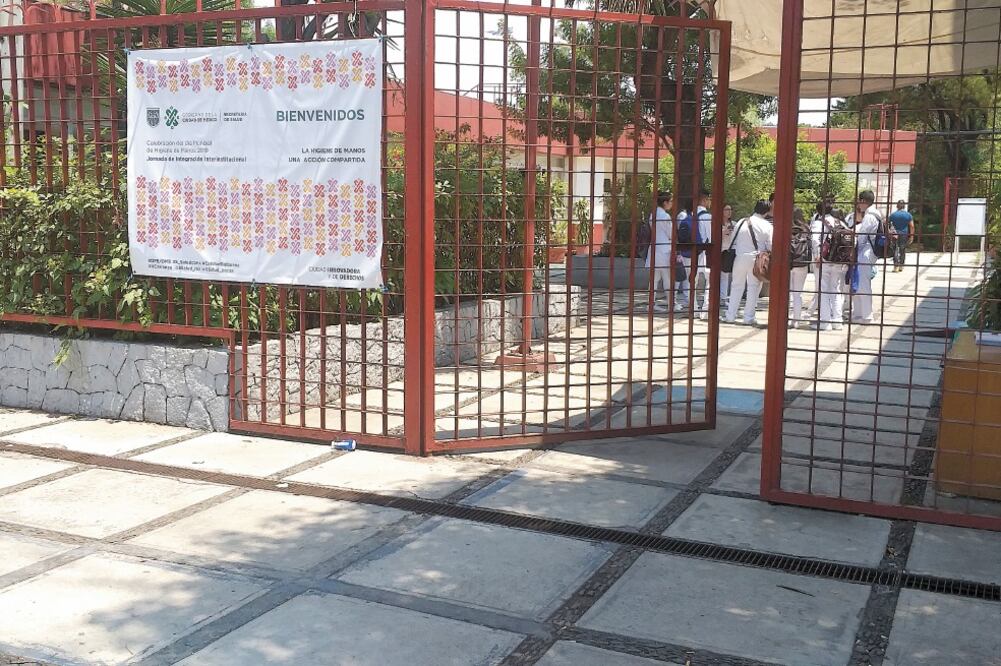 En el Hospital General Enrique Cabrera, ubicado en la alcaldía Álvaro Obregón, desde diciembre de 2018 carecen de jeringas, algodón, gasas absorbentes, e incluso piden pañales para los recién nacidos. Fotos/SALVADOR CORONA. EL UNIVERSAL.