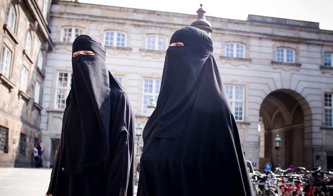Mujeres que llevan niqab abandonan el Parlamento en Copenhague, Dinamarca (Foto: AP)