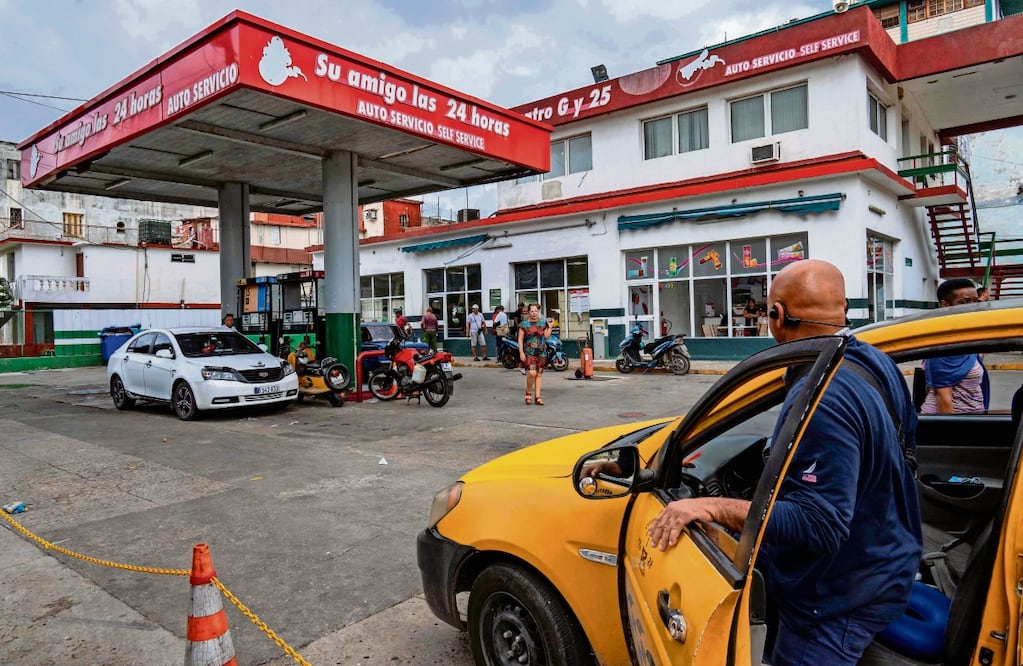 Conductores en La Habana, después de que el gobierno cubano anunciara un aumento de 500% en los precios del combustible a partir de febrero. Foto: Yamil Lage / AFP