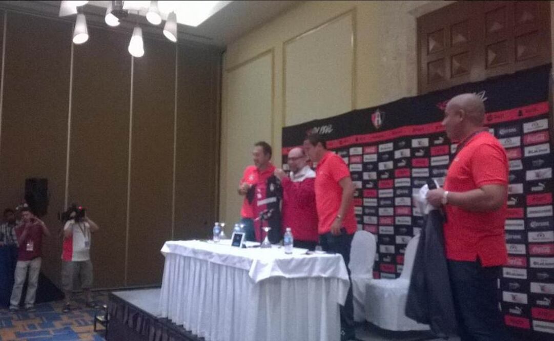 Gustavo Matosas posa con la playera de los rojinegros