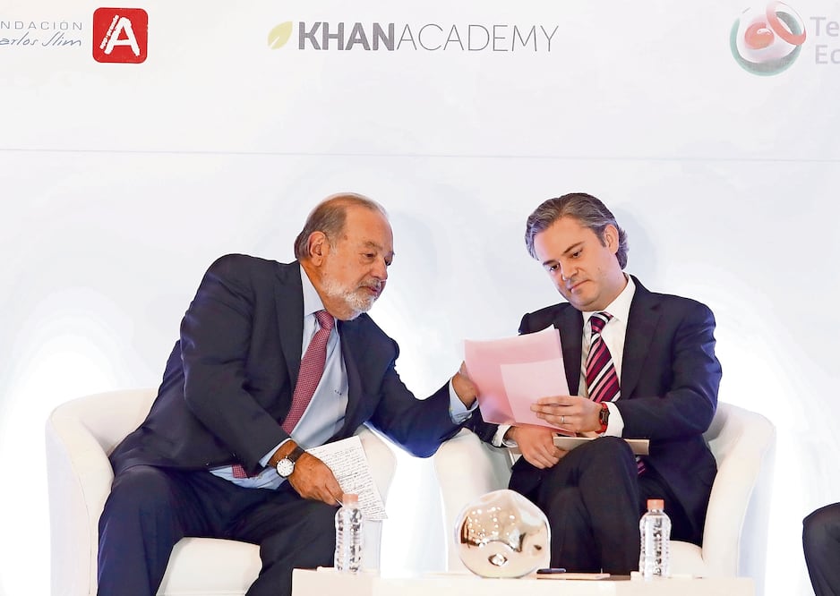 Carlos Slim Helú, presidente de la Fundación Carlos Slim, se reunió ayer con Aurelio Nuño, titular de la SEP, en el Museo Soumaya, donde se entregaron documentos que acreditan diplomados en tecnologías de la información (LUIS CORTÉS. EL UNIVERSAL)