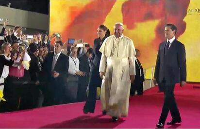 Peña dialoga con el Papa en el aeropuerto de Juárez