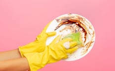 Cómo lavar los platos para que no huelan a huevo