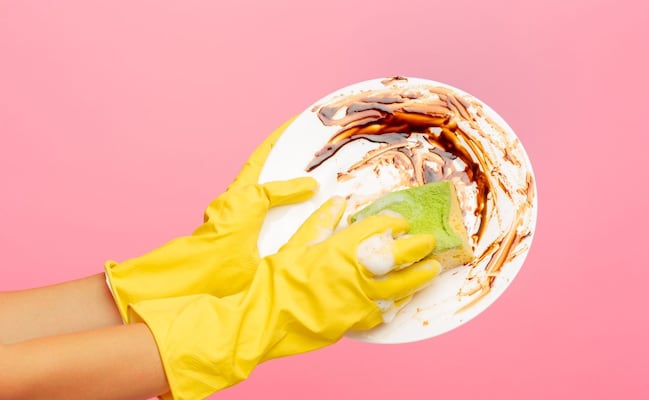 Cómo lavar los platos para que no huelan a huevo