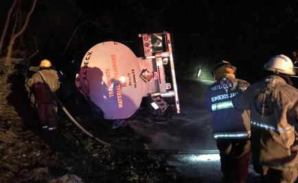 Vuelca pipa cargada con gasolina en Jalisco