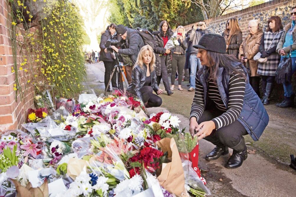 Fans formaron una ofrenda a manera de tributo en la puerta de la casa del cantante (DAVUD HARTLEY. XINHUA)
