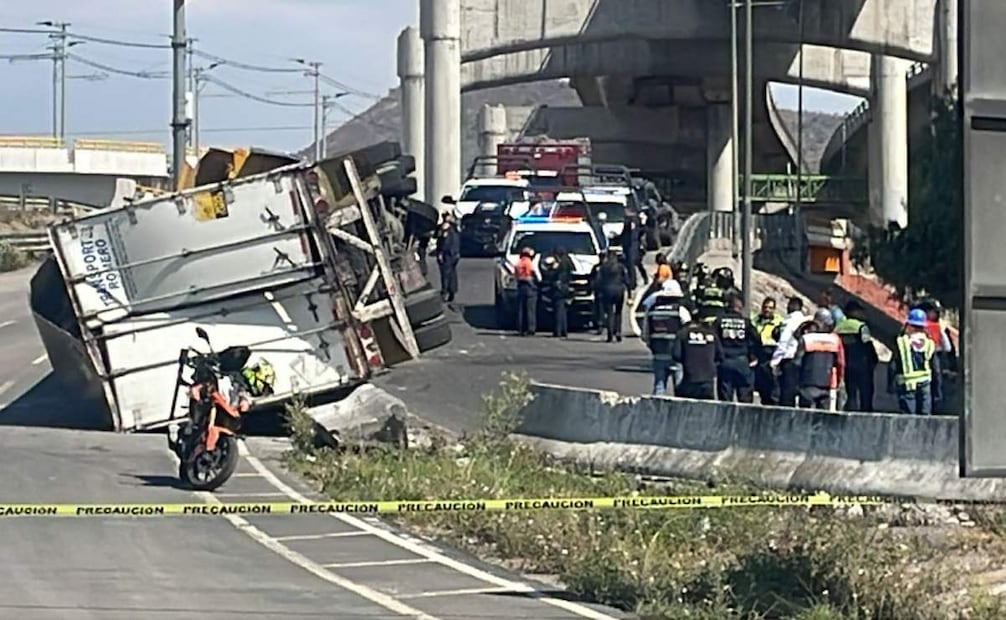 Vuelca tráiler en el Puente de La Concordia; cierran incorporación hacia la México-Puebla.
Foto: Especial.