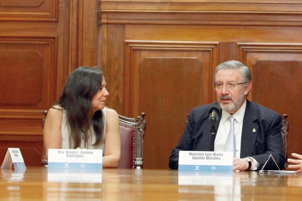 La directora del Instituto Mora, Diana Guillén, y el ministro presidente de la Suprema Corte, Luis María Aguilar, ayer en la firma del convenio. (SCJN)