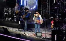 Entre fuegos artificiales y romanticismo, así fue la primera parte del concierto de Intocable en el Zócalo