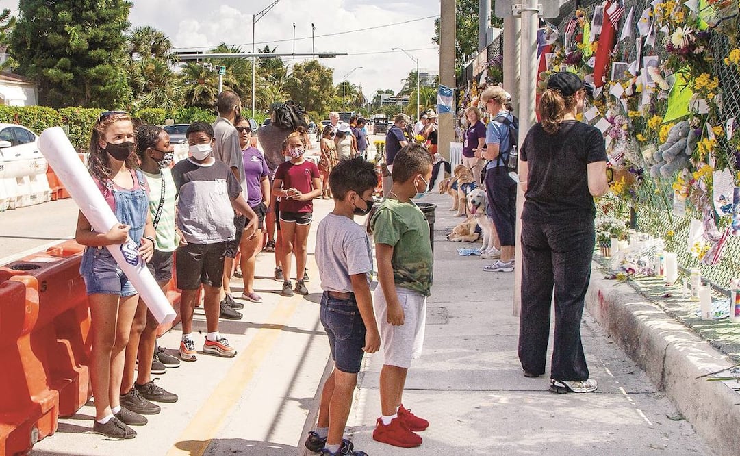 Personas rinden homenaje a las víctimas del colapso de Champlain Towers, en Surfside, Miami. Foto: AP.