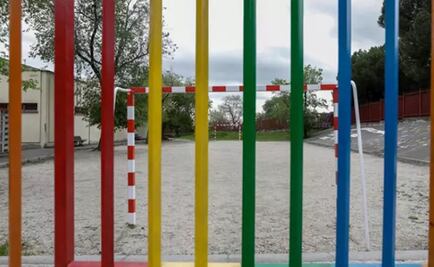 Niño lleva un pastel para festejar su cumpleaños y sus compañeros lo insultan