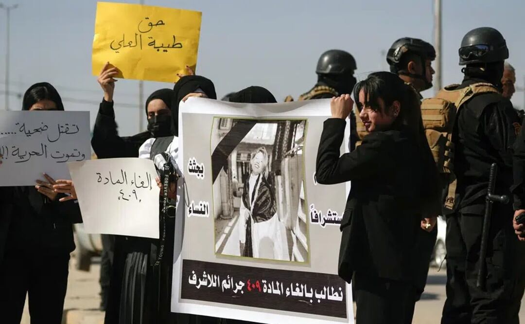 Protesta de mujeres por la muerte de Tiba Ali, una YouTuber que fue asesinada recientemente por su padre, en Diwaniya, Irak. Foto: AP