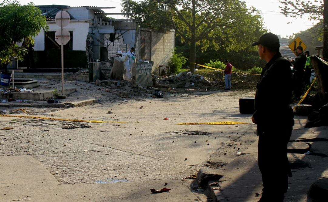 Investigadores de la policía revisan el lugar donde explotó un artefacto hoy, domingo 28 de enero de 2018, en Barranquilla (Colombia) (Foto: EFE)