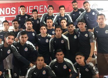 Jugadores de Chivas le "pegan" a su directiva