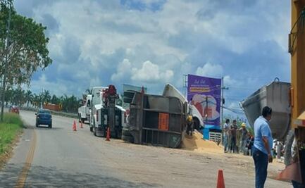 Vuelca tráiler con 20 toneladas de soya en Periférico de Mérida