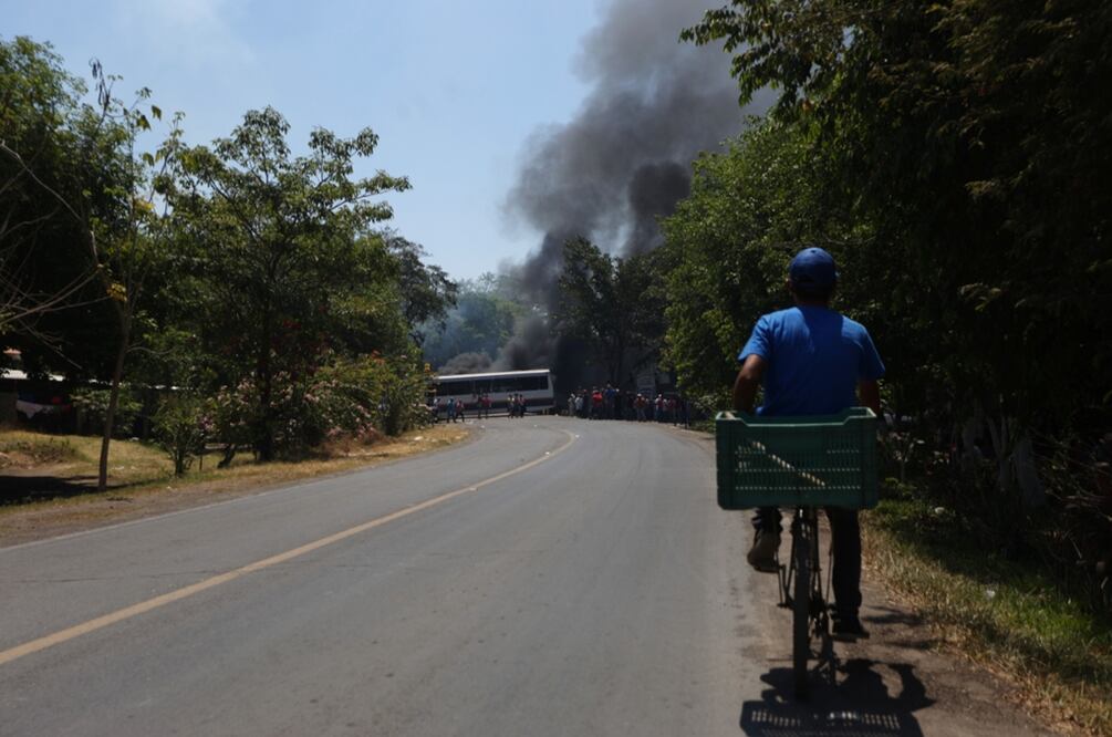 En la tenencia de Cenobio Moreno, en el municipio de Apatzingán, se registró por tercer día consecutivo un bloqueo carretero. Foto: Armando Solís/EL UNIVERSAL