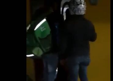¡Ya sabemos dónde vive, lo cazamos! Repartidores de app buscan a ladrón en su casa y lo golpean