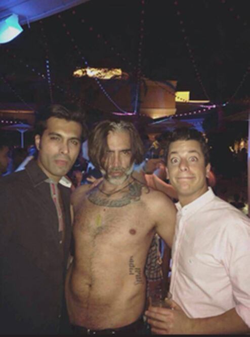 Alejandro Fernández posando junto con dos acompañantes en un supuesto antro gay. FOTO: Ulisex Magazine