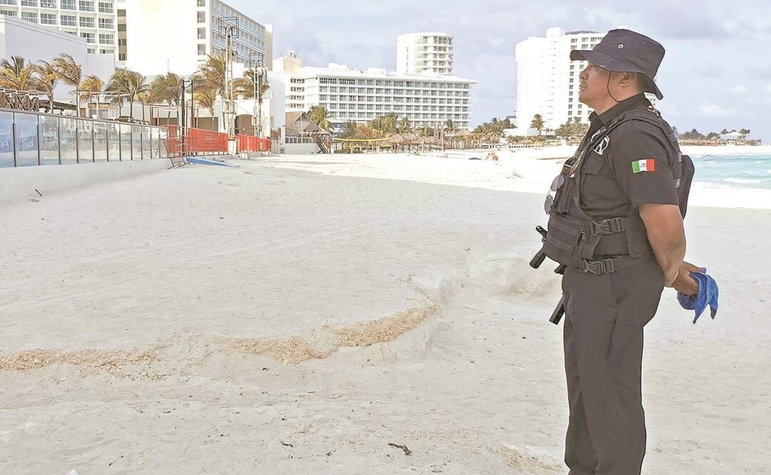 Elementos de la Policía mantienen la restricción en la zona hotelera de Cancún, primer lugar nacional en disminución de movilidad de transporte, por lo que el gobierno municipal estableció un nuevo esquema para acceder a este lugar. Foto: Adriana Varillas