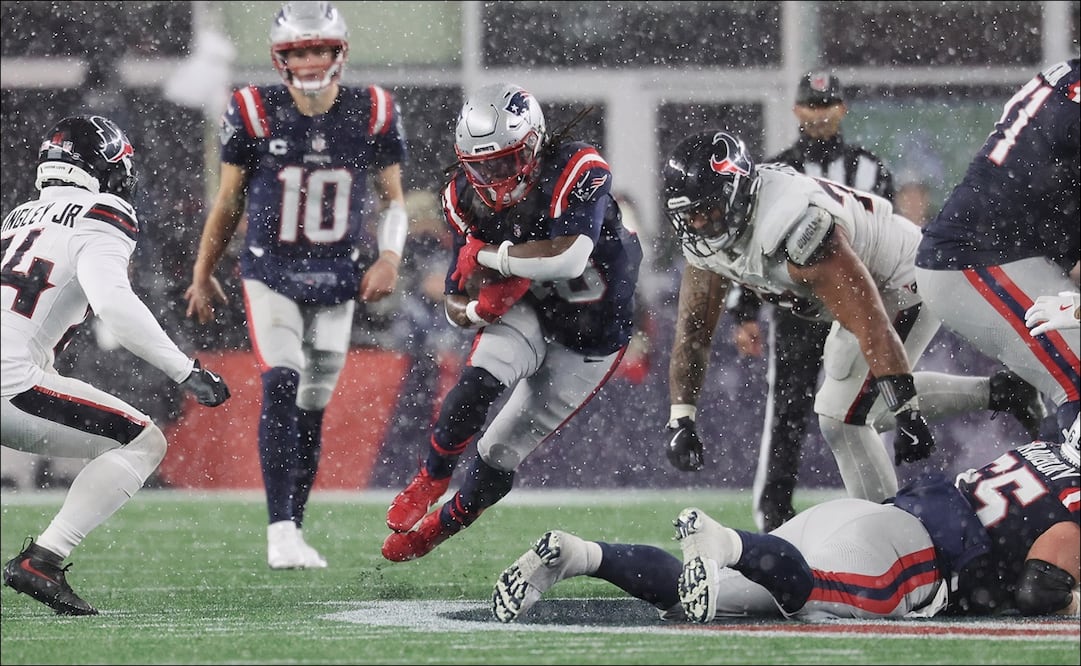 El corredor de los New England Patriots,  Rhamondre Stevenson, supera a los defensivos de los Houston Texans. FOTO: AP