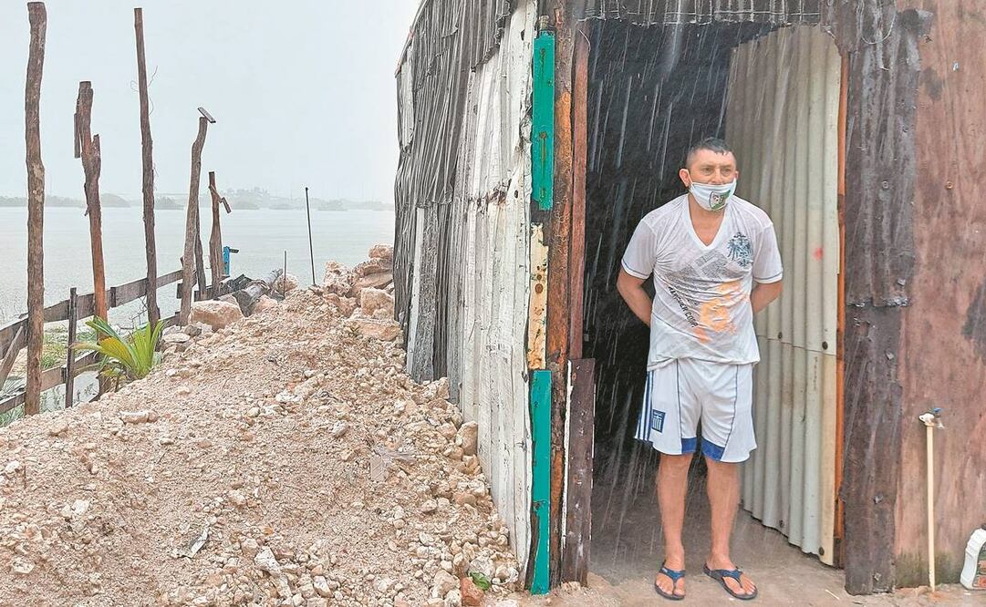 La casa de José Manuel Ojeda, quien se dedica a la pesca, está construida con láminas de cartón. Foto: YAZMÍN RODRÍGUEZ. EL UNIVERSAL